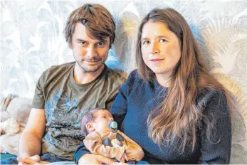  ?? FOTO: CHRISTIAN FLEMMING ?? Wirklich glücklich mit den Umständen von Fynns Geburts sind die Eltern Anna Kürn und David Hohl nicht, die sie im Lindauer Krankenhau­s erlebt haben.