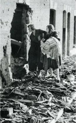  ??  ?? Above left: who needs windows? The Union flag is put to good use during the early days of the Blitz, September 1940
Above: in just eight months, a million houses were destroyed in London
Left: keep calm and put the kettle on: Daisy Woodard and her friend Dolly take a tea break