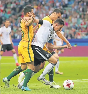  ??  ?? Lange der auffälligs­te deutsche Spieler: Kapitän Julian Draxler (helles Trikot).