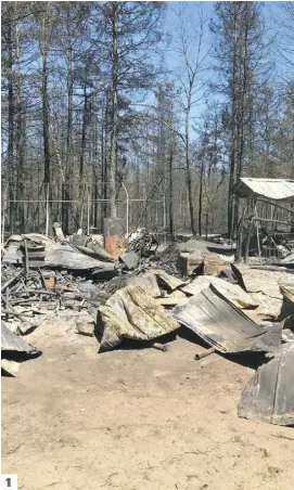  ??  ?? 1. Le brasier a complèteme­nt réduit en cendres une maison et un chalet situés dans le bois à Saint-Étienne-des-Grès.