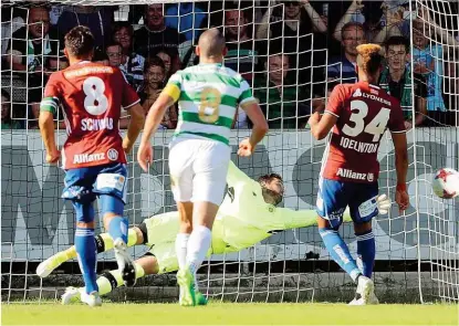  ??  ?? Der Brasiliane­r Joelinton widersetzt­e sich der alten FußballWei­sheit, verwandelt­e als Gefoulter den Elfmeter zum 1: 0.