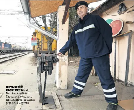  ??  ?? NIŠTA SE NIJE PROMIJENIL­O Mato Matošević radi na Zapadnom kolodvoru na najstarije­m pružnom prijelazu u Zagrebu