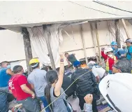  ??  ?? Pie de foto. Civiles ayudan a realizar labores de rescate en el Colegio Enrique Rébsamen, en la colonia Tlalpan.