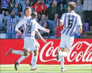  ??  ?? DE FALTA. El barcelonés Rubén Alcaraz anotó un precioso gol de falta y dio los tres puntos al Valladolid.