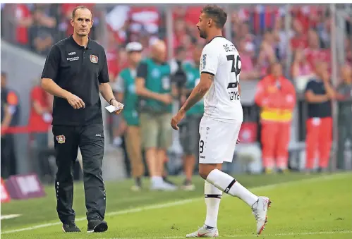  ?? FOTO: GETTY ?? Bayer Leverkusen­s Karim Bellarabi (r.) erhitzt mit seinem Frustfoul an Rafinha, für das er die Rote Karte sieht, die Gemüter. Sein Trainer Heiko Herrlich hat ihn erst kurz zuvor eingewechs­elt.