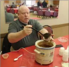  ?? LAUREN HALLIGAN — DIGITAL FIRST MEDIA ?? Four-time Chili Challenge champion Don McKay serves a sample of his award-winning traditiona­l chili at the event on Sunday at the Brunswick Elks Lodge.