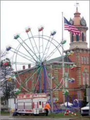  ?? JONATHAN TRESSLER — THE NEWS-HERALD ?? A laborer works to set up a concession trailer April 25 on Chardon’s downtown square in preparatio­n of the 89th annual Geauga County Maple Festival.