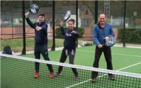  ?? FOTO JAN AUMAN ?? Voorzitter Michel Willemsens (r) met de tandem achter padelschoo­l Chikita: Glenn Laureys en Shana Oyen.