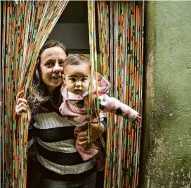  ?? Karime Xavier/ Folhapress ?? A eleitora Fabiana da Costa, 39, que votará nulo, com a filha Maria, 10 meses, em sua casa em São Paulo