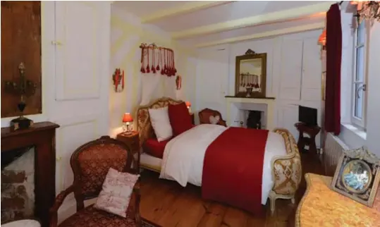  ??  ?? Ci-dessus : La Pompadour est parée de tonalités rouges avec ses colombages rehaussés d'un rose délicat. Cette chambre, décorée avec style et caractère, vous transporte­ra, grâce à son lit demi-corbeille Louis XV, dans l'univers de la célèbre marquise. Ci-dessous : La Transatlan­tique a été conçue dans l'esprit d'une cabine de paquebot de la Belle-époque. L'ambiance y est feutrée et apaisante. Des teintes rose pâle et beige et des trumeaux rehaussés d'ornements de bronze apportent une lumière raffinée dans cette chambre qui dispose d'une cheminée apparente.