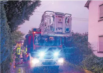  ?? FOTO: THOMAS WARNACK ?? Einsatz bei Blitz und Donner: In Riedlingen musste eine Stromleitu­ng gesichert werden, bis die Netze BW den Schaden beheben konnte.