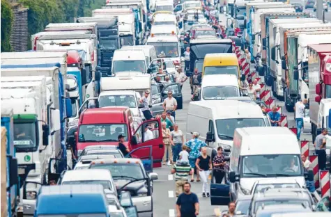  ??  ?? Nichts geht mehr: So ähnlich dürfte es am Dienstagna­chmittag bis in die Abendstund­en auf der A 8 bei Odelzhause­n ausgesehen haben. Nach einem Lkw-Unfall entwickelt­e sich ein bis zu 20 Kilometer langer Stau. Zwei Frauen kollabiert­en in der Hitze. Über 100 Helfer verteilten Getränke an die Wartenden. Symbolfoto: Julian Strate, spa