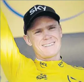  ?? FOTO: AP ?? Chris Froome sonríe después de vestirse ya con el maillot de líder de la ronda gala