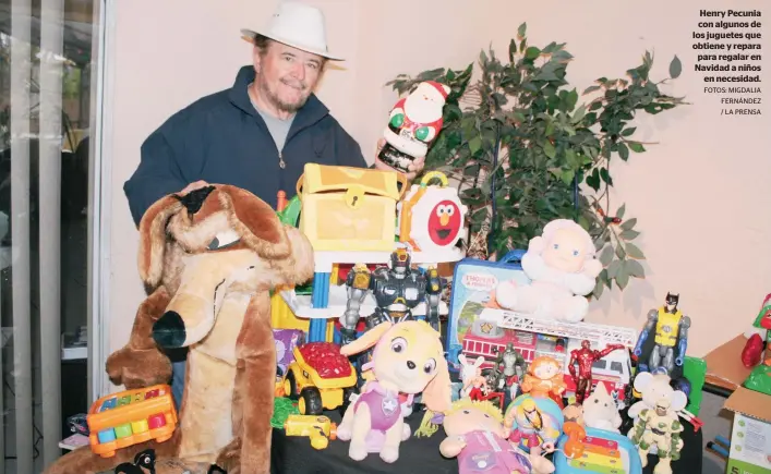  ?? FOTOS: MIGDALIA FERNÁNDEZ / LA PRENSA ?? Henry Pecunia con algunos de los juguetes que obtiene y repara para regalar en Navidad a niños en necesidad.