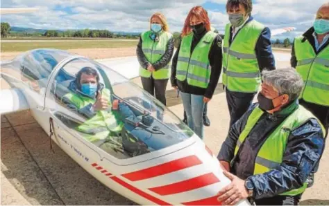  ?? ICAL ?? El presidente de la Junta, Alfonso Fernández Mañueco, ayer las instalacio­nes del Aeródromo de Soria