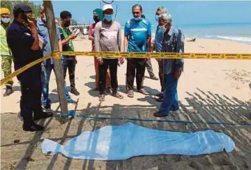  ??  ?? JENAZAH Mohd Mahmud yang lemas selepas jatuh ke laut ketika memukat di Pantai Teluk Ketapang.