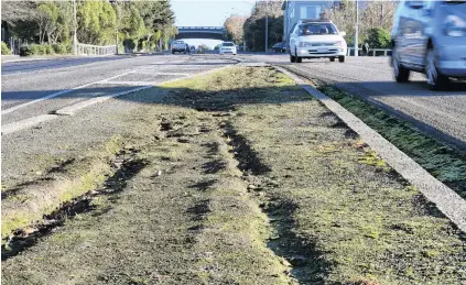  ?? PHOTO: STEPHEN JAQUIERY ?? Awaiting vegetation . . . The Stuart St median strip is to be beautified again next year.