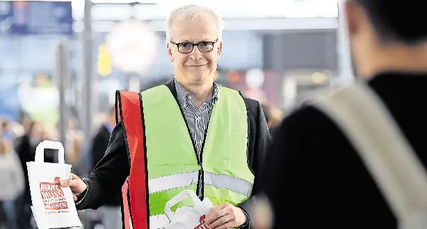  ?? FOTO: BRITTA PEDERSEN/DPA ?? Kämpft für die Stabilisie­rung des Rentennive­aus: IG-Metall-Sozialvors­tand Hans-Jürgen Urban.