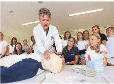  ?? FOTO: UM ?? Schüler der Marienschu­le informiert­en sich bei Gerhard Schuler, Chefarzt der Anästhesie und Intensivme­dizin, über lebensrett­ende Maßnahmen.