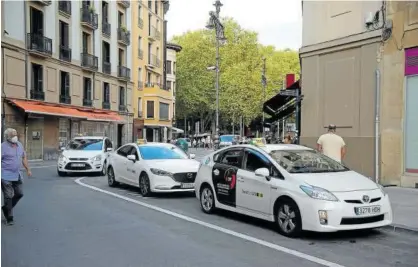  ?? Foto: Iñaki Porto ?? Varios taxis, esperando la llegada de clientes en Pamplona.