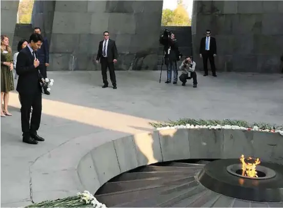  ?? PHOTO ALEXANDRE ROBILLARD ?? Justin Trudeau a débuté sa dernière journée en Arménie en rendant hommage aux victimes du génocide arménien, hier, à Erevan.