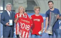  ??  ?? OBSEQUIO. Carmena recibió una camiseta.