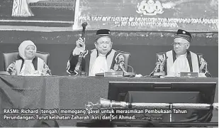  ?? — Gambar Bernama ?? RASMI: Richard (tengah) memegang gavel untuk merasmikan Pembukaan Tahun Perundanga­n. Turut kelihatan Zaharah (kiri) dan Sri Ahmad.