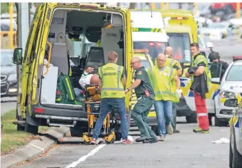  ?? FOTO: DPA ?? Ein Verletzter wird in einen Krankenwag­en verladen.