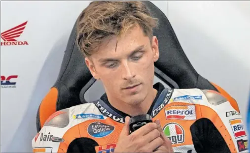  ?? ?? Luca Marini observa un cronómetro en el garaje del Repsol Honda durante el Gran Premio de Qatar del pasado fin de semana.