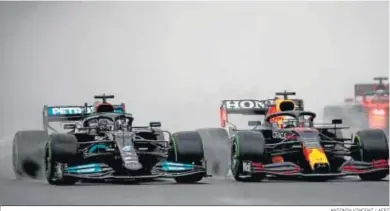  ?? ANTONIN VINCENT / AFP7 ?? Lewis Hamilton pugna por la primera posición con Max Verstappen en el trazado de Imola.