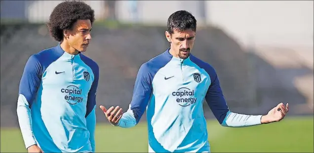  ?? ?? Witsel y Savic, en una sesión de entrenamie­nto del Atlético en el Cerro.