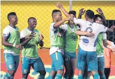  ??  ?? FESTEJO. Los jugadores del Juticalpa FC celebran el gol de Gerson Tinoco frente al Honduras Progreso.