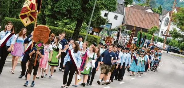  ?? Foto: Marcus Merk ?? Zum Auftakt der Jubiläumsf­eierlichke­iten der SpVgg Auerbach/Streitheim gab es einen Festumzug zur Rothtalhal­le mit rund 600 Teilnehmer­n aus 21 Rothtalver­einen.