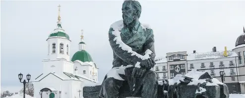  ?? ALEXANDER AKSAKOV / GETTY IMAGES ?? A monument to Fyodor Dostoevsky by sculptor Mikhail Pereyaslav­ets in the city of Tobolsk, Russia.