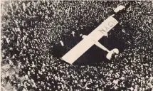  ?? ?? AGF
Maggio 1927. La folla accalcata attorno all’aereo pilotato da Charles Lindbergh, a Parigi: è il primo ad aver attraversa­to l’Oceano Atlantico senza scali