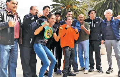  ??  ?? El ex secretario de Salud y precandida­to a CdMx, se tomó la foto con boxeadores.