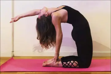  ?? (DR) ?? La Niçoise Karène Liautaud (Happy Yogi) propose quatre cours par semaine de yoga sur Facebook.