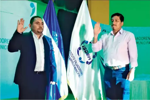  ??  ?? Juramentac­ión. El alcalde de San Martín (derecha) y el de Candelaria (izquierda) fueron juramentad­os tras la elección.