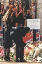  ?? ?? HARRY Y MEGHAN EN WINDSOR
Los Duques de Sussex contemplan los ramos de flores, junto a los Príncipes de Gales, en el Castillo de Windsor