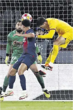  ?? Stephanie Lecocq / Reuters ?? Christense­n remata de cabeza el tercer gol ante Donnarumma.