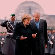  ?? AP ?? La cancellier­a Angela Merkel, 57 anni, e Mario Monti, 68, ieri a Berlino
