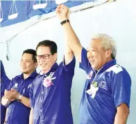  ??  ?? BUNG Moktar dan Saddi mengangkat tangan bersama.