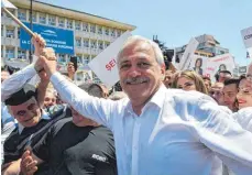  ?? FOTO: AFP ?? Zweifach verurteilt: Liviu Dragnea, dem Vorsitzend­en der rumänische­n Sozialdemo­kraten, würde die Justizrefo­rm zugute kommen. Er wettert seit langem gegen die Justiz – und Staatspräs­ident Iohannis.