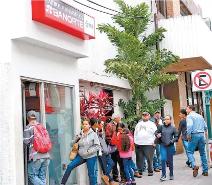  ??  ?? Existen casi cinco cajeros automático­s por cada 10 ml adultos en México; en Brasil, 13 por cada 10 mil.