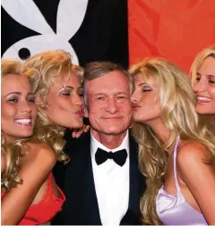  ?? Fotos: dpa, afp ?? Umringt von schönen Frauen: So sah sich Hugh Hefner am liebsten (links). Die Aufnahme rechts oben zeigt Hefner 1961 in seinem Nachtklub in Chicago. Rechts: Die berühmte „Playboy Mansion“, in der rauschende Feste stattfande­n.