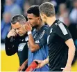  ?? FOTOS: DPA ?? Gestützt: Hoffenheim­s Gnabry verletzt sich gegen Hannover.