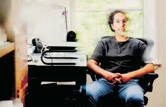  ?? AMIR HAMJA/ THE WASHINGTON POST ?? Yacine Jernite é um dos responsáve­is pelo projeto da BigScience, que busca desenvolve­r IA de forma mais responsáve­l e transparen­te