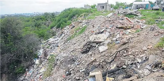  ?? (JAVIER CORTÉZ) ?? Yofre Sur. Esta montaña de basura sigue estando muy cerca del colegio Trinidad Moreno, donde se suspendier­on las clases el año pasado.