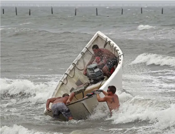  ?? FOTO: TT-AP/ALEX BRANDON ?? Fiskare sjösatte sin båt för att kunna ta upp sina nät när stormen närmade sig Virginia Beach.