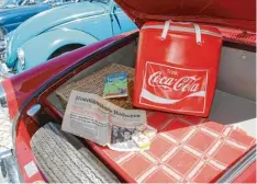  ??  ?? Original Coca Cola Kühltasche, der obligatori­sche Picknickko­rb, HB sant Zigaretten und eine Ausgabe der MN vom 28. April 1967. und Stuyve